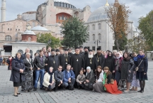 Группа паломников на фоне храма Софии в Константинополе